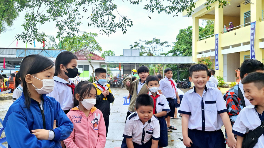 Niềm vui của học sinh khi được gặp bạn bè. Niềm vui của học sinh khi được gặp bạn bè.