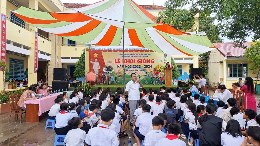 Quang cảnh lễ khai giảng.