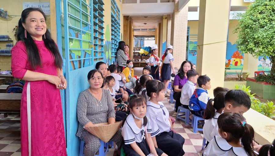 Giáo viên, phụ huynh và học sinh tham dự lễ khai giảng. Giáo viên, phụ huynh và học sinh tham dự lễ khai giảng.