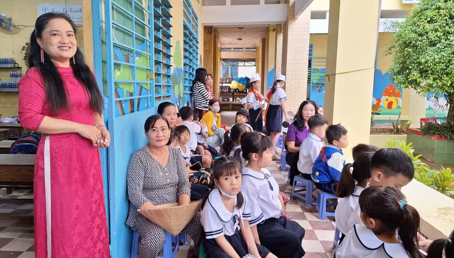 Giáo viên, phụ huynh và học sinh tham dự lễ khai giảng.