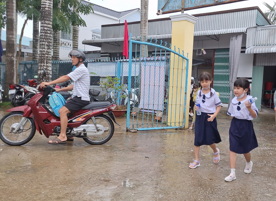 Học sinh hân hoan đến trường. Học sinh hân hoan đến trường.