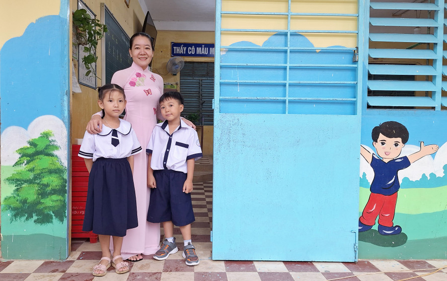 Cô giáo đón học sinh lớp Một đến trường. Cô giáo đón học sinh lớp Một đến trường.