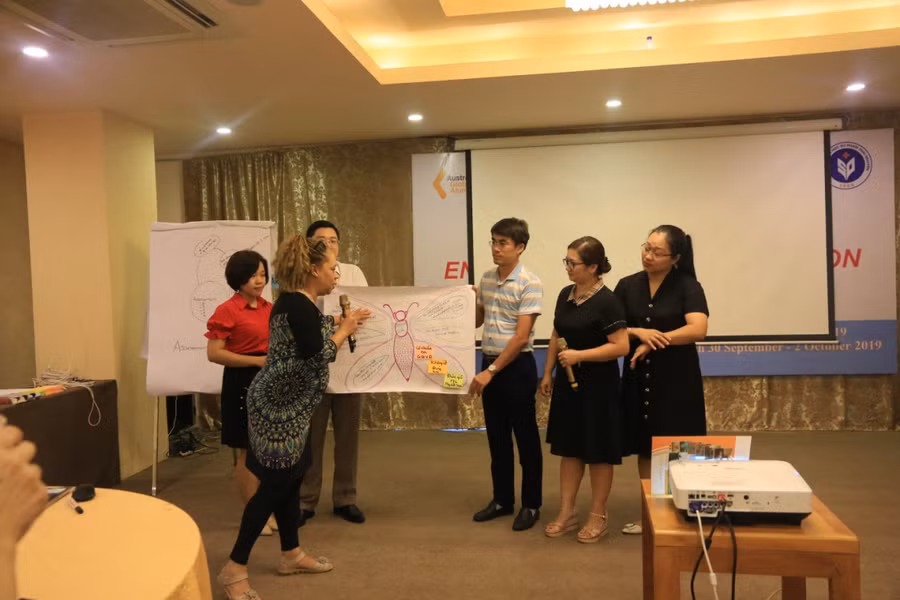 Giảng viên Tami Harriot phản hồi về sản phẩm thảo luận của các nhóm.