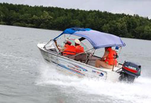 Canô tuần tra CSGT Bình Dương, TPHCM va nhau