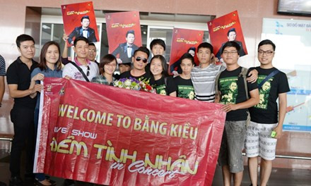 Bằng Kiều được fans Hà Nội chào đón nồng nhiệt