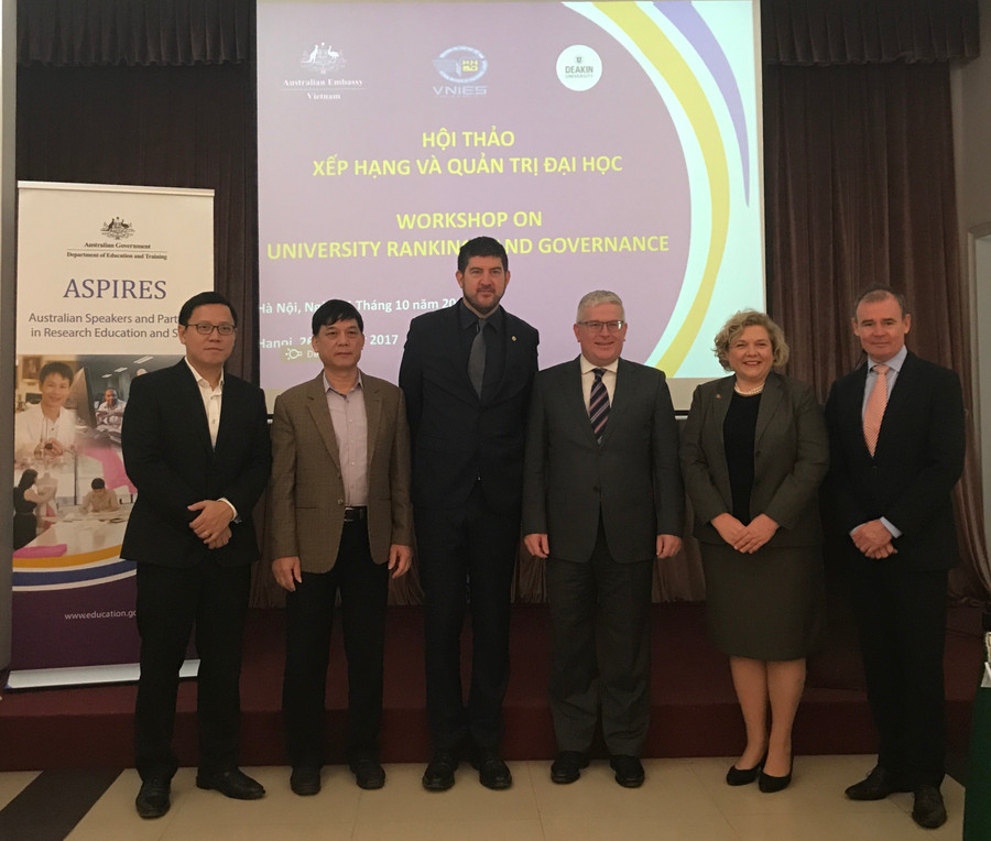 Từ trái qua: PGS Lê Anh Vinh - Phó viện trưởng Viện KHGDVN; GS TS Trần Công Phong - Viện trưởng Viện KHGDVN; ông Michael Croft - Trưởng đại diện Văn phòng UNESCO tại Việt Nam; ngài Craig Chittick OAM - Đại sứ Australia tại Việt Nam; bà Joanna Wood - Tham tán Giáo dục và Khoa học Australia tại Việt Nam; và ông John Molony - Giám đốc Phát triển Quốc tế ĐH Deakin, Australia.