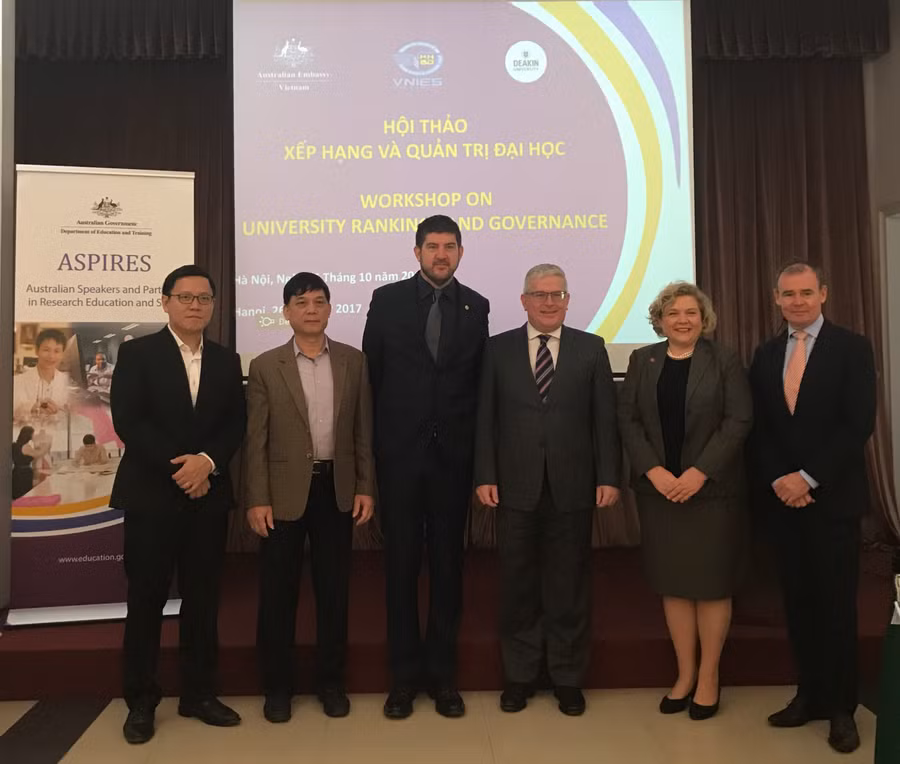 Từ trái qua: PGS Lê Anh Vinh - Phó viện trưởng Viện KHGDVN; GS TS Trần Công Phong - Viện trưởng Viện KHGDVN; ông Michael Croft - Trưởng đại diện Văn phòng UNESCO tại Việt Nam; ngài Craig Chittick OAM - Đại sứ Australia tại Việt Nam; bà Joanna Wood - Tham tán Giáo dục và Khoa học Australia tại Việt Nam; và ông John Molony - Giám đốc Phát triển Quốc tế ĐH Deakin, Australia.