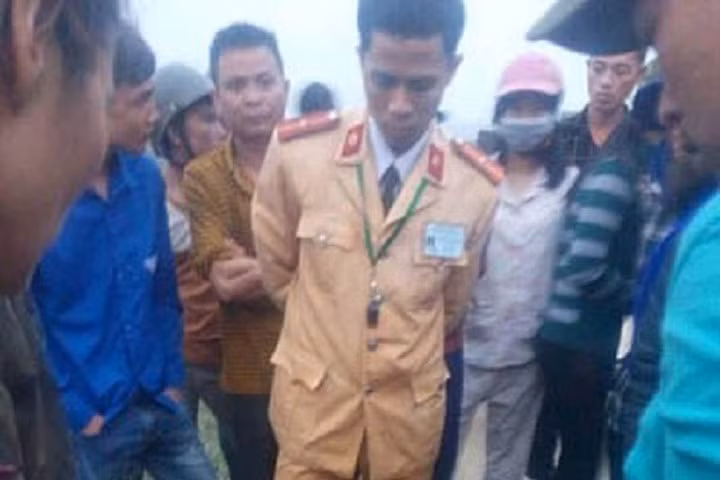 Thiếu úy CSGT lao xuống sông cứu người tự tử