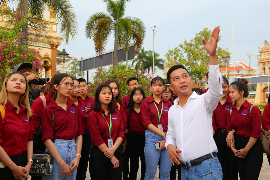 Sinh viên ngành Du lịch, Trường CĐ Quốc tế TPHCM trong giờ tham quan và học thực tế. Ảnh: NTCC Sinh viên ngành Du lịch, Trường CĐ Quốc tế TPHCM trong giờ tham quan và học thực tế. Ảnh: NTCC