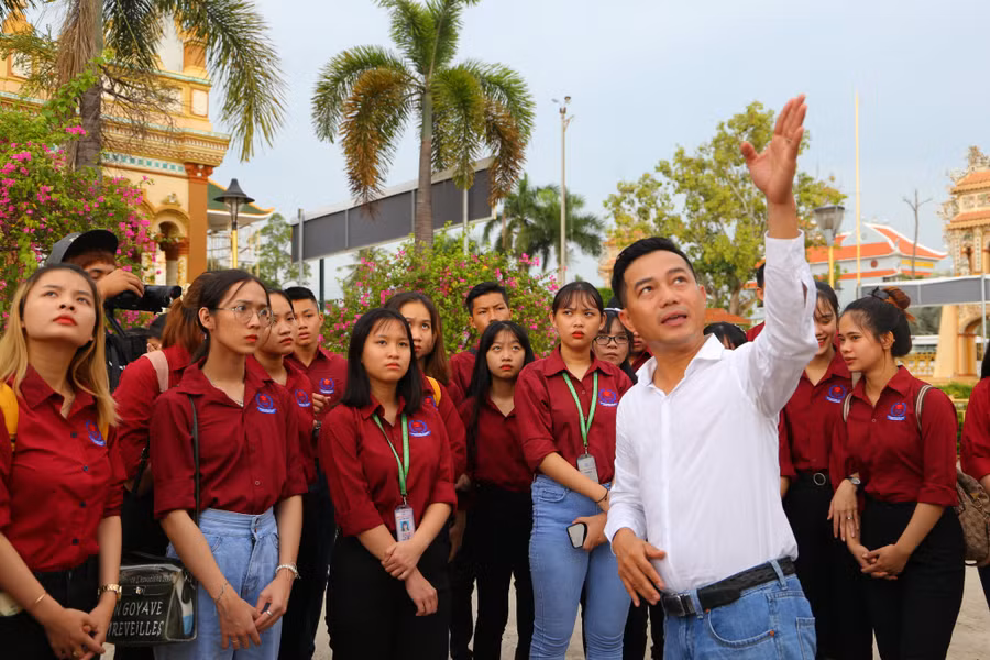 Sinh viên ngành Du lịch, Trường CĐ Quốc tế TPHCM trong giờ tham quan và học thực tế. Ảnh: NTCC