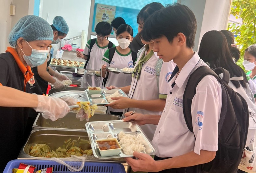 Học sinh Trường THPT Nguyễn Thị Diệu (Quận 3, TPHCM) trong giờ ăn bán trú. Ảnh: Hồ Phúc Học sinh Trường THPT Nguyễn Thị Diệu (Quận 3, TPHCM) trong giờ ăn bán trú. Ảnh: Hồ Phúc