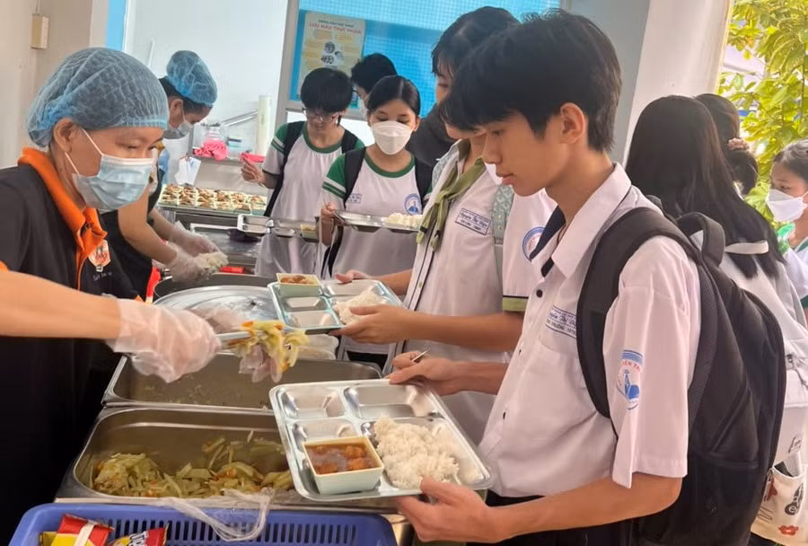 Học sinh Trường THPT Nguyễn Thị Diệu (Quận 3, TPHCM) trong giờ ăn bán trú. Ảnh: Hồ Phúc