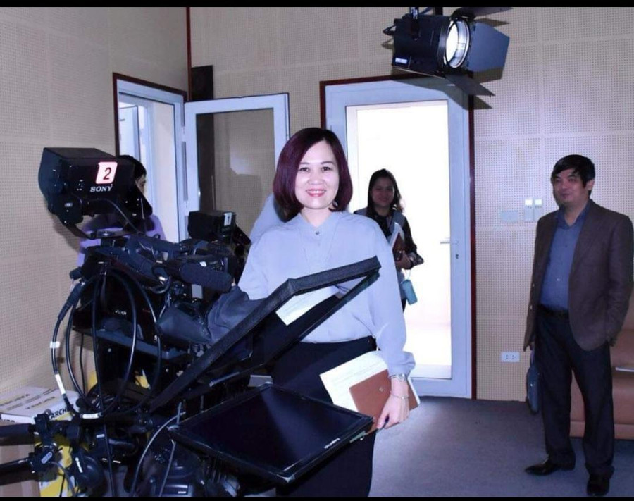 Tác giả bên cạnh máy quay đời mới ở phòng quay ảo, ứng dụng công nghệ của Học viện. Tác giả bên cạnh máy quay đời mới ở phòng quay ảo, ứng dụng công nghệ của Học viện.