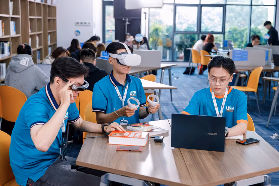 Sinh viên Đại học Kinh tế TP HCM trải nghiệm công nghệ thực tế ảo trong chương trình đào tạo. Ảnh: UEH