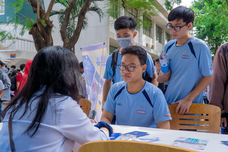 Học sinh tìm hiểu thông tin tuyển sinh Trường Đại học Sư phạm Kỹ thuật TPHCM, tháng 1/2024. Ảnh: HCMUTE