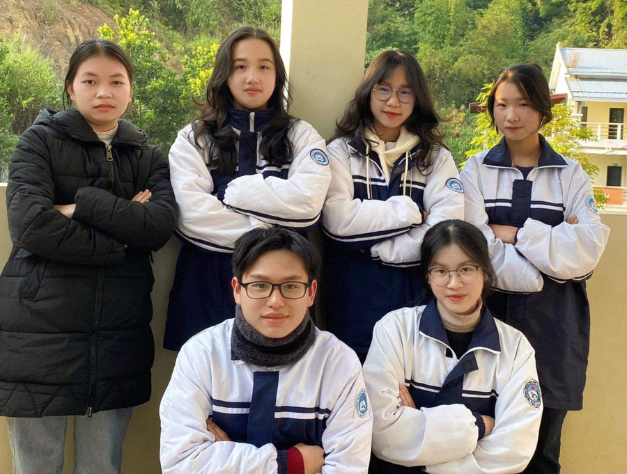 Hoàng Ngân Hà (thứ hai từ phải sang, hàng thứ 2) - sinh viên ngành Luật kinh tế, Trường ĐH Luật Hà Nội. Ảnh: NVCC Hoàng Ngân Hà (thứ hai từ phải sang, hàng thứ 2) - sinh viên ngành Luật kinh tế, Trường ĐH Luật Hà Nội. Ảnh: NVCC