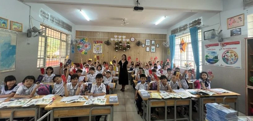 Học sinh lớp 2A3, Trường Tiểu học Nguyễn Công Trứ (TP Buôn Ma Thuột, Đắk Lắk) nhận lì xì từ cô giáo chủ nhiệm. Ảnh: TT