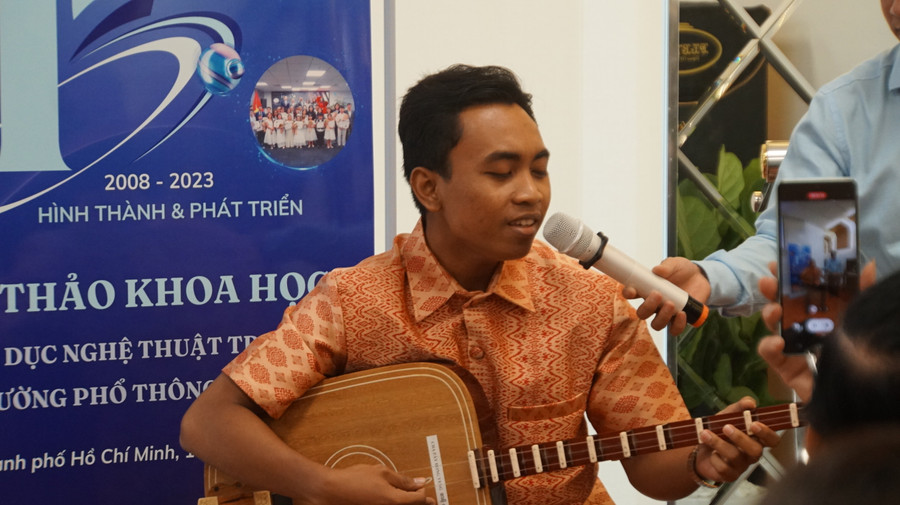 Một tiết mục biểu diễn nhạc cụ dân tộc tại Hội thảo “Giáo dục nghệ thuật trong nhà trường phổ thông và đại học”. Ảnh: Mạnh Tùng