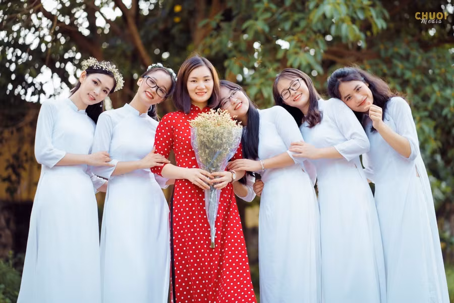 Cô Trần Thị Dung bên các trò thuộc đội tuyển học sinh giỏi quốc gia môn Sinh học năm 2020.