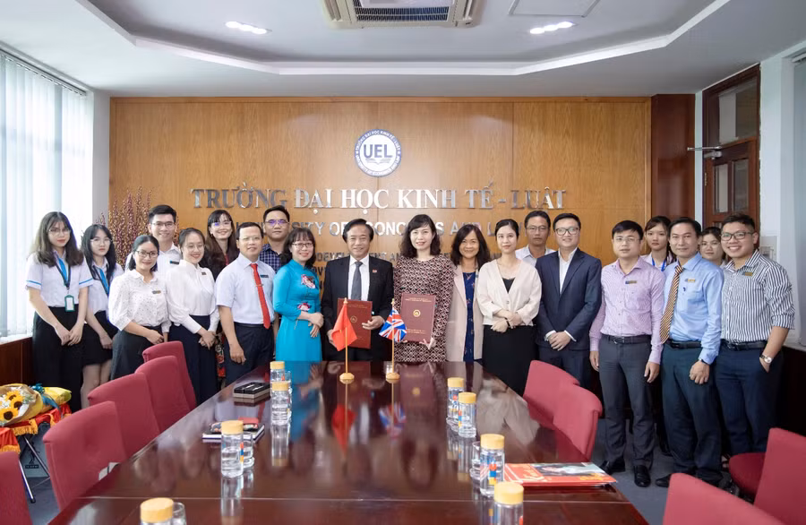 PGS. TS. Nguyễn Tiến Dũng, Hiệu trưởng Trường Đại học Kinh tế - Luật và bà Đặng Thị Mai Trang, Trưởng đại diện ICAEW Việt Nam trong buổi ký kết ngày 20/4