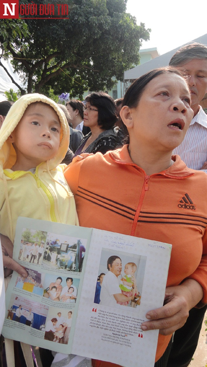 Những hình ảnh xúc động nhất trong tang lễ ông Nguyễn Bá Thanh - Ảnh 8 Những hình ảnh xúc động nhất trong tang lễ ông Nguyễn Bá Thanh - Ảnh 8