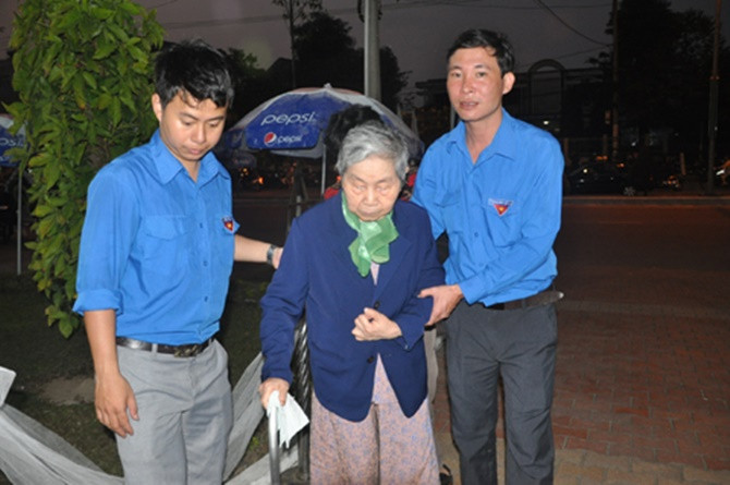 Những hình ảnh xúc động nhất trong tang lễ ông Nguyễn Bá Thanh - Ảnh 5 Những hình ảnh xúc động nhất trong tang lễ ông Nguyễn Bá Thanh - Ảnh 5