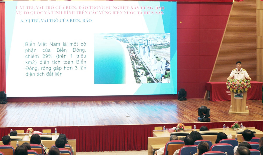 Thượng tá Nguyễn Ngọc Dương - Bí thư Đảng uỷ, Chính ủy Trung đoàn Tàu ngầm 196 Hải quân trình bày vị trí, vai trò của biển, đảo. Thượng tá Nguyễn Ngọc Dương - Bí thư Đảng uỷ, Chính ủy Trung đoàn Tàu ngầm 196 Hải quân trình bày vị trí, vai trò của biển, đảo.