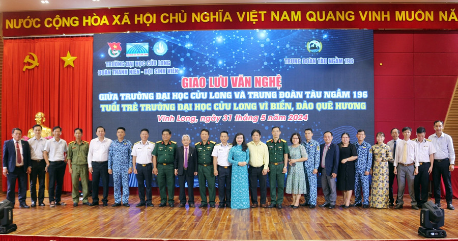 Các đại biểu tham dự giao lưu văn nghệ và hội nghị tuyên truyền biển, đảo.