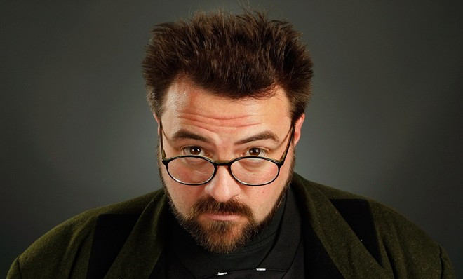 Kevin Smith: Lần này thì lỗi sai thuộc về hãng hàng không Southwest Airlines khi đã buộc đạo diễn điện ảnh Kevin Smith xuống khỏi chuyến bay tới Burbank vì kích cỡ và cân nặng của anh “không an toàn”. Smith đã nổi điên và viết trên Twitter: “Đúng là tôi rất béo, nhưng chưa tới mức đó. Nhưng nếu có vậy thì sao hãng lại chờ tới lúc đã đưa hành lí của tôi lên, khi tôi đã ngồi yên vị tại chỗ trước máy bay chật kín khách biết rõ tôi là ai.” Sau đó hãng Southwest đã xin lỗi Smith và tặng anh 1 phiếu giảm giá 100 USD. Smith không hài lòng và thề sẽ công khai tẩy chay hãng trên Twitter.