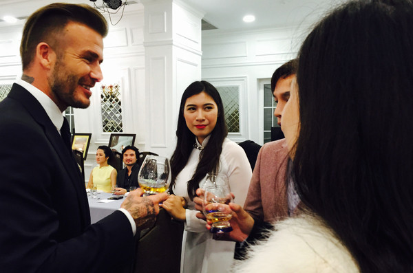 Nguyễn Ngọc Mỹ (áo dài trắng) trong buổi tiệc thân mật tiếp đón Beckham tại Hà Nội. Becks-5925-1415868666.jpg