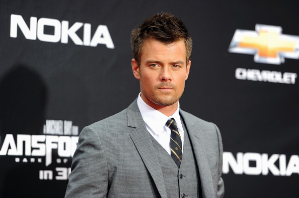 Josh Duhamel: Tương tự, nam diễn viên điển trai Josh Duhamel đã bị hộ tống xuống khỏi một chuyến bay đi Kentucky khi không chịu tắt điện thoại trước khi cất cánh. Một hành khách cho biết anh chàng “rất thô lỗ” và “chế nhạo các tiếp viên”. Tiếp viên đã đề nghị Duhamel tắt điện thoại 3 lần, đến lần thứ 3 thì nam diễn viên này phản ứng. Máy bay đã buộc phải rời đường băng về lại cổng để hai nhân viên an ninh lên áp giải Duhamel xuống. Các khách đi máy bay đã rất tức giận vì vụ việc khiến chuyến bay của họ chậm trễ.