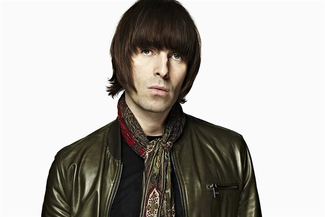 Liam Gallagher: Cathay Pacific đã cấm Liam Gallagher, ca sĩ hát chính của ban nhạc Oasis, lên mọi chuyến bay của hãng sau khi ca sĩ khó tính này nổi điên vì một cái bánh. Trong chuyến bay từ Hong Kong tới Perth, Gallagher đã tức giận vì hình dạng của chiếc bánh không vừa ý và đe dọa phi công. Các hành khách phàn nàn vì các thành viên của ban Oasis không ngừng hút thuốc, ném đồ vào mọi người và chửi bới đội tiếp viên. Cơ trưởng đã tính đến chuyện chuyển hướng và buộc đoàn 30 người của ban xuống khỏi máy bay. Sau khi lệnh cấm được thông báo, Gallagher đã giận dữ tuyên bố thà đi bộ tới Úc còn hơn là bay với Cathay Pacific.