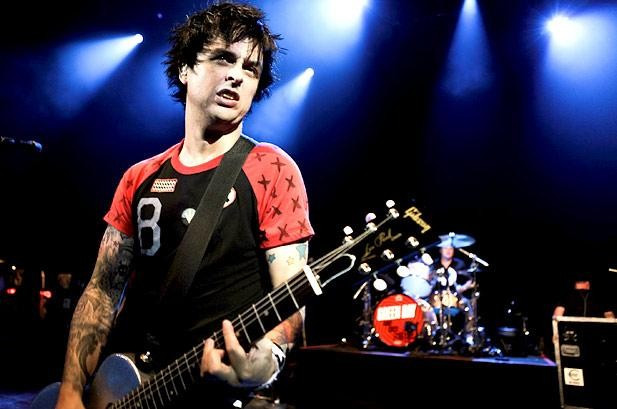 Billie Joe Armstrong: Ca sĩ của nhóm nhạc Green Day nổi tiếng, Billie Joe Armstrong, bị đuổi khỏi máy bay của hãng Southwest Airlines flight vì mặc quần quá tụt. Sau đó hãng đã xin lỗi Armstrong. Một hành khách khác cũng từng gặp sự cố về trang phục là cầu thủ Deshon Marman của đội bóng đại học New Mexico. Marman không chịu kéo quần lên trên một chuyến bay của US Airways và phải ra tòa vì tội chống người thi hành công vụ khi không chịu nghe theo yêu cầu của phi công và tổ bay.
