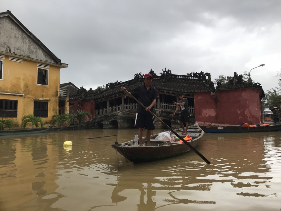Người dân chèo ghe trước khu vực chùa Cầu, phố cổ Hội An.