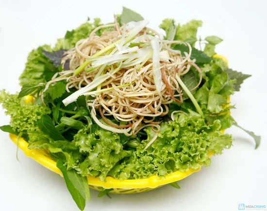 Rau sống chần nước sôi: Lợi hay hại?