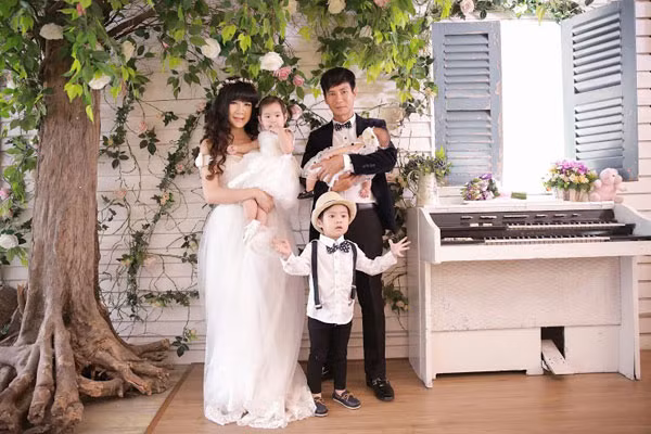 Đầu năm mới, ông bố 3 con Lý Hải tổ chức ‘cưới lại’ 7