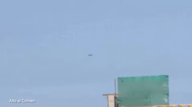 UFO màu tím lơ lửng trên bầu trời Lima, Peru