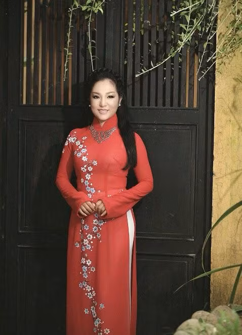 Danh hài Thúy Nga khoe ảnh thời học sinh 