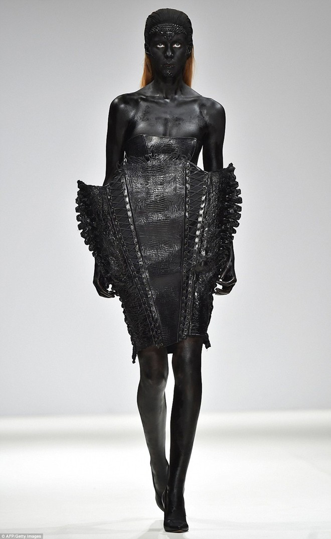 Với bộ sưu tập lấy ý tưởng từ thiên nhiên, kiến trúc và các loài chim, nhà thiết kế gốc Serbia mang đến những bộ trang phục độc lạ, khó có thể đụng hàng với bất kỳ ai. Show thời trang kỳ quái nhất sàn diễn London