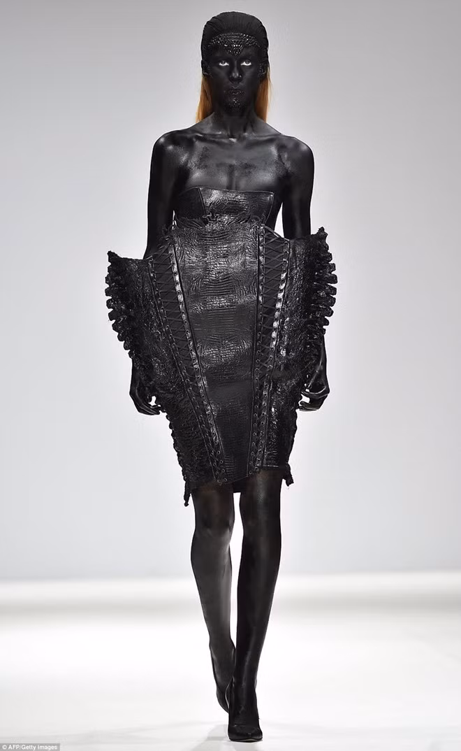 Show thời trang kỳ quái nhất sàn diễn London