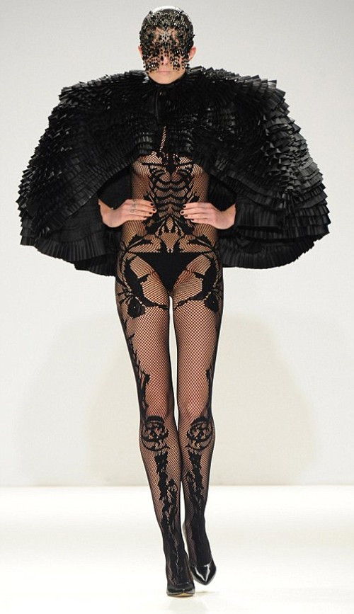 "Lý do tôi sử dụng toàn màu đen chỉ đơn giản vì đó là tông màu tôi thích nhất. Đó cũng là cách tôi nhìn nhận về cuộc sống này. Nó không đen tối, không theo nghĩa tiêu cực, mà là một cái gì đó rất thần bí". Show thời trang kỳ quái nhất sàn diễn London