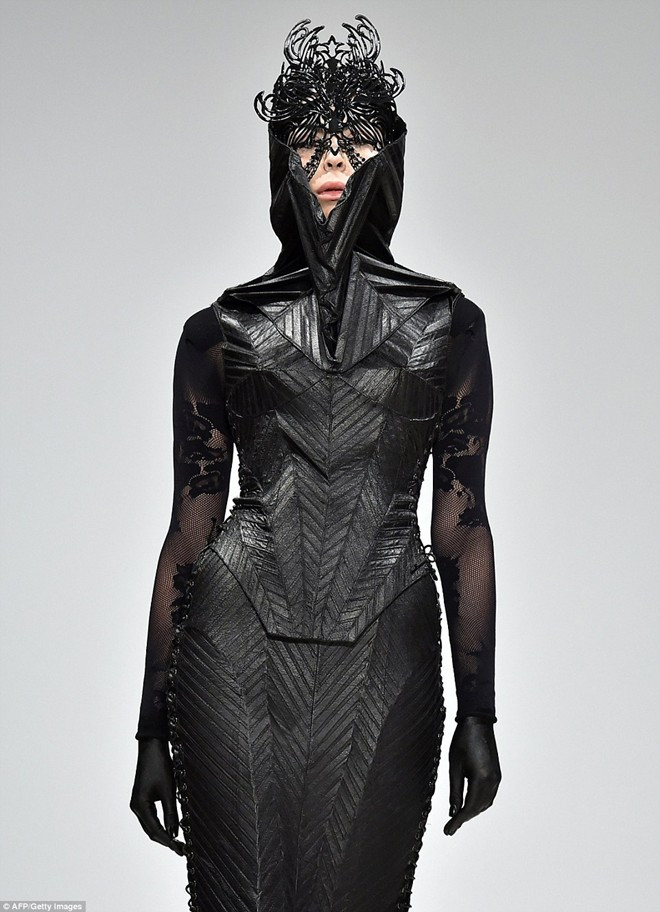 Nói về lý do vì sao lại chọn đen làm màu sắc chủ đạo của bộ sưu tập, Marko Mitanovski chia sẻ vì đó là tông màu yêu thích của anh. Show thời trang kỳ quái nhất sàn diễn London