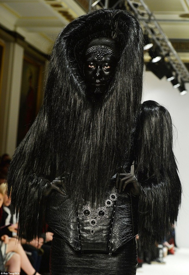 Không chỉ nhuộm da đen, dàn chân dài còn đeo mặt nạ và được gắn trang sức lên mặt rất tỉ mỉ, kỳ công. Show thời trang kỳ quái nhất sàn diễn London