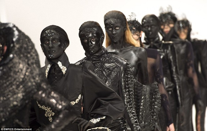 Sàn diễn thời trang London nổi tiếng với những bộ sưu tập phong cách kỳ quặc, có một không hai. Tại London Fashion Week mùa thu đông 2015 mới đây, Marko Mitanovski trở thành tâm điểm chú ý khi gửi lên sàn catwalk dàn người mẫu đen tuyền từ đầu đến chân. Show thời trang kỳ quái nhất sàn diễn London