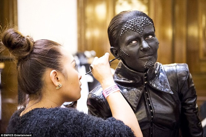 Thời gian make-up cho mỗi người mẫu tốn hàng giờ đồng hồ. Show thời trang kỳ quái nhất sàn diễn London