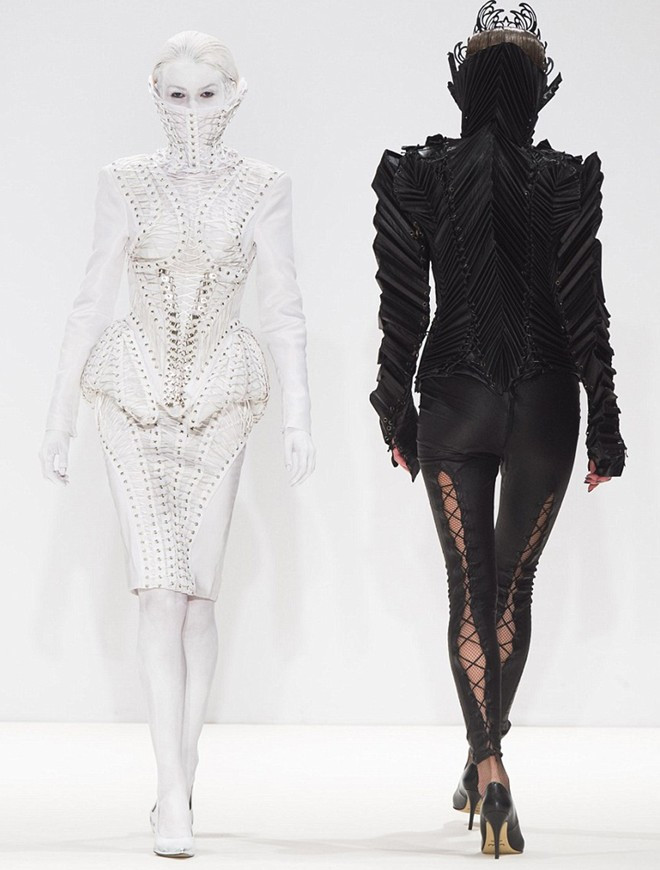 Marko Mitanovski kết show bằng một người mẫu nhuộm trắng muốt, để thể hiện sự đối lập với những người mẫu còn lại. Show thời trang kỳ quái nhất sàn diễn London