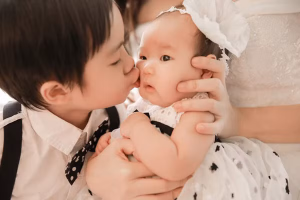 Đầu năm mới, ông bố 3 con Lý Hải tổ chức ‘cưới lại’ 9