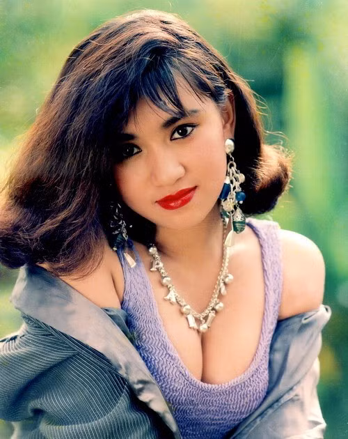 Y Phụng có bố mẹ là diễn viên cải lương nổi tiếng nên sớm bén duyên với lĩnh vực sân khấu, điện ảnh. Cô được coi là ngôi sao nổi loạn của dòng phim "mì ăn liền". Y Phụng từng tâm sự, lúc đó cô muốn mặc hở thì mặc, muốn hút thuốc thì hút, muốn đi bar thì đi chứ không quan tâm tới những lời nhận xét hay đàm tiếu của mọi người. Tài tử, giai nhân dòng phim