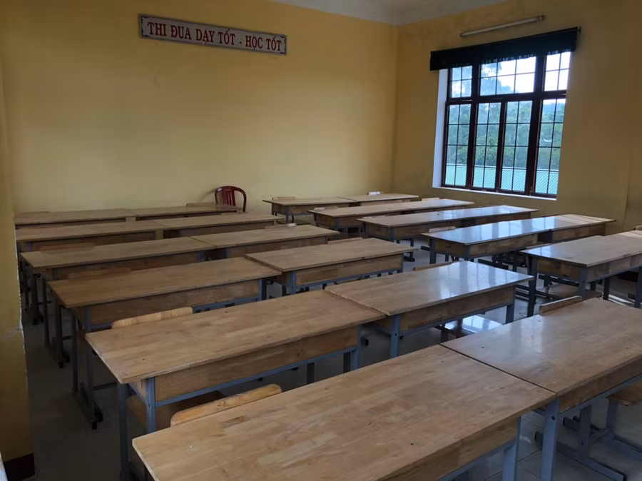 Các bề mặt tiếp xúc như mặt bàn, nắm đấm cửa, lan can... được vệ sinh sạch sẽ, chuẩn bị cho Kỳ thi tốt nghiệp THPT đợt 2 năm 2021