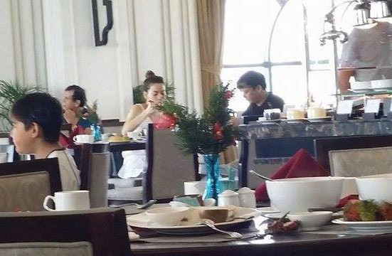 Lại lộ ảnh Hà Hồ đi ăn cùng Lại lộ ảnh Hà Hồ đi ăn cùng